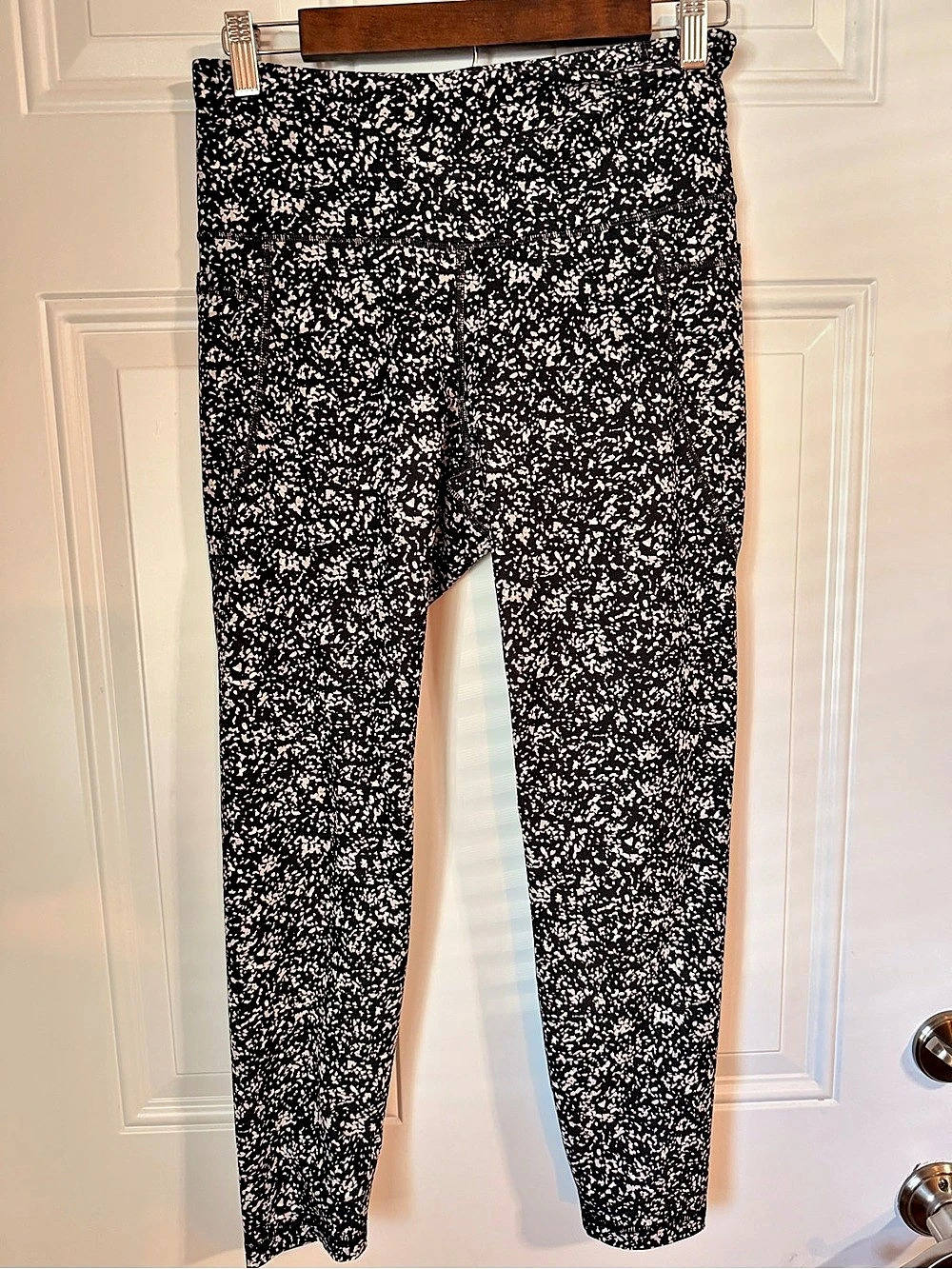 Old Navy Active leggings Abstract in Black & white Like New